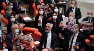 Partido curdo luta contra tentativa de ilegalização na Turquia